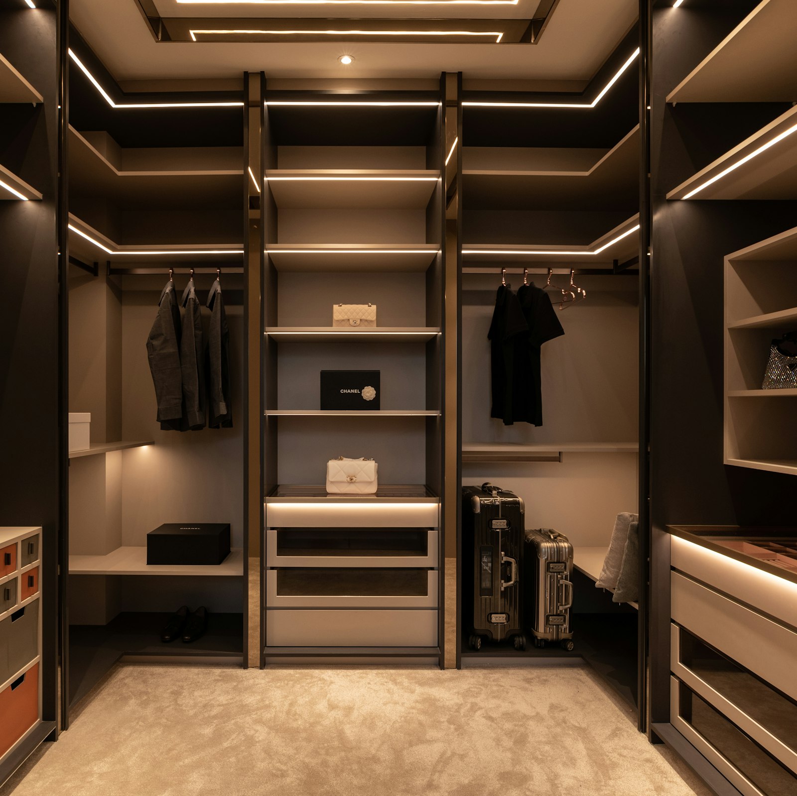 Closet por medida com prateleiras e iluminação integrada