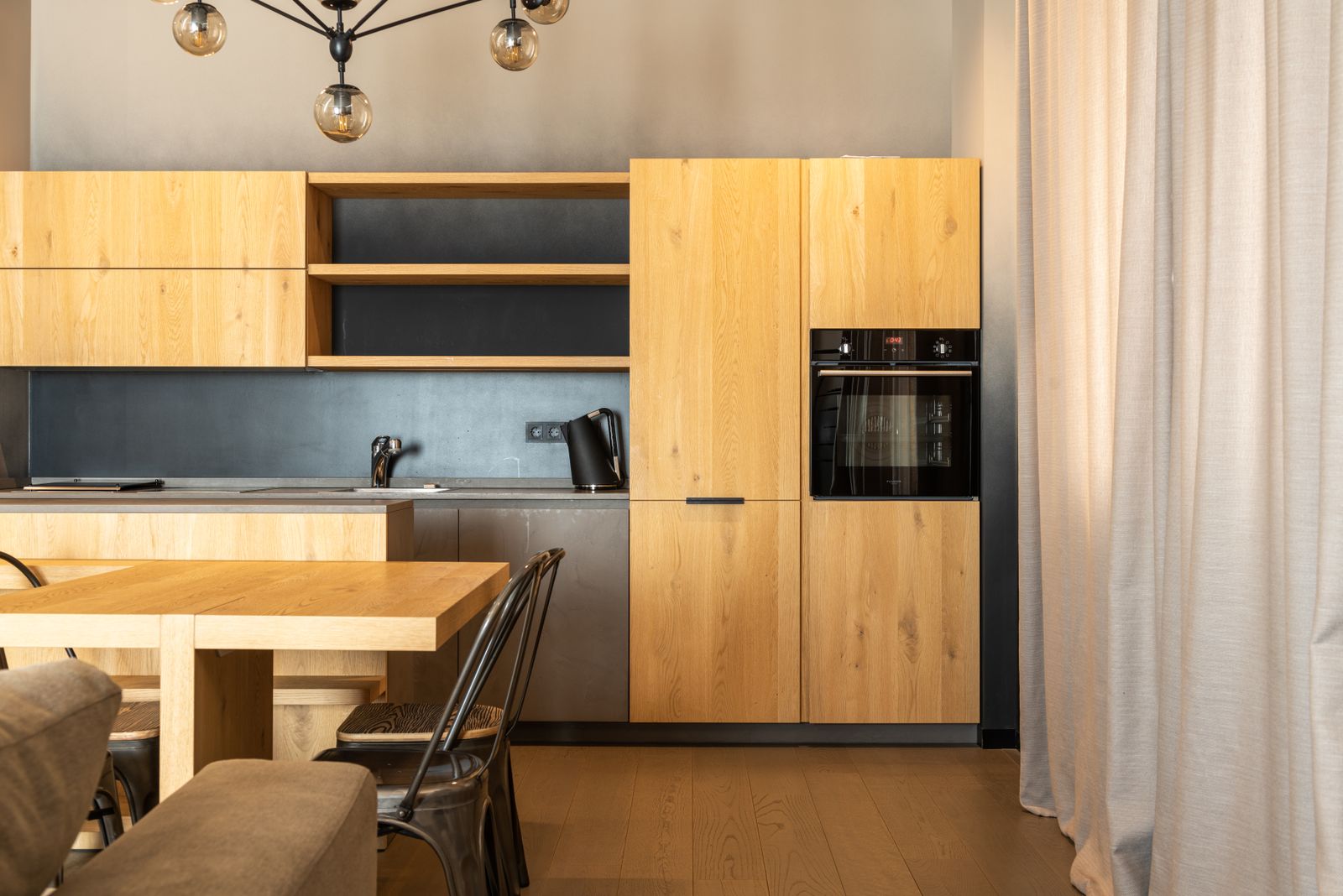 Mesa e cadeiras de madeira em cozinha por medida